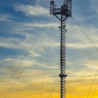 Tháp dây neo bền bỉ được chế tạo bằng cáp thép cường độ cao, cung cấp giải pháp cho các cấu trúc cao và mảnh mai