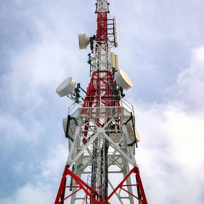 Tháp lưới thép góc 4 chân nhựa nhựa cho thiết kế kết nối Internet 5G và Wifi