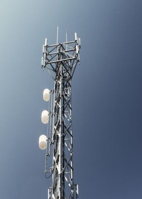4G 5G Truyền thông không dây Truyền thông năng lượng mặt trời Truyền thông vô tuyến 3 chân Tháp thép góc