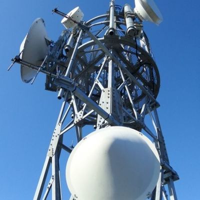 Hot Dip Galvanized tự hỗ trợ tháp vô tuyến 5km Wifi GSM điện thoại vệ tinh Microwave tháp vô tuyến