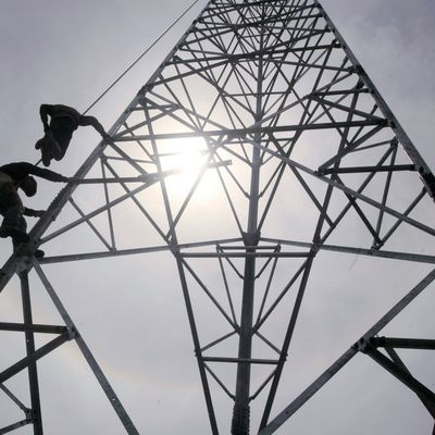 Tự hỗ trợ Internet 5G viễn thông ăng-ten 3 chân thép góc tháp