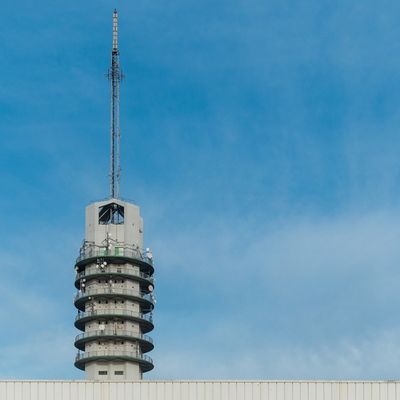 Tháp thép ống ba chân trên mái nhà