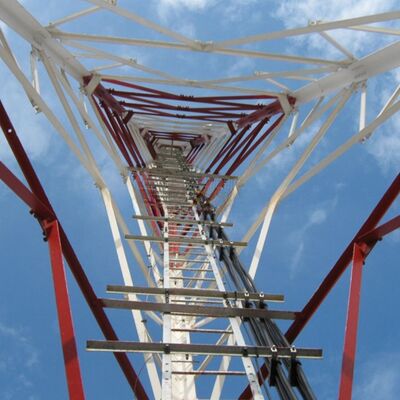 Tháp thép góc 3 chân Tháp truyền thông không dây tam giác với các loại thép cấu trúc bao gồm cả loạt ASTM A36