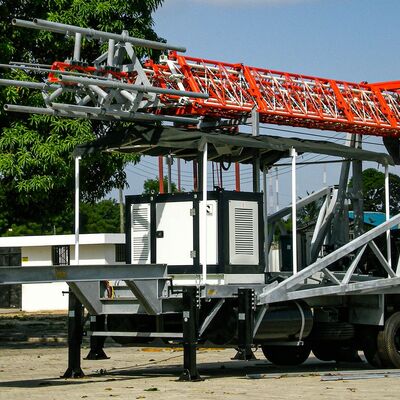 Tháp kính thiên văn 15-30M Xe tải thép kẽm gắn ăng-ten truyền thông 40M/S chống gió