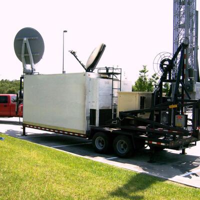 24m 25m 30m xe tải di động Ứng xe gắn đèn ống pin trên bánh xe kính thiên văn lưới ăng-ten thông tin liên lạc tháp cột