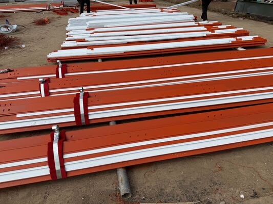 Thân tháp thép góc 3 chân hình tam giác với độ dốc bằng hoặc độ dốc và tiết diện thép góc thay đổi cho truyền thông