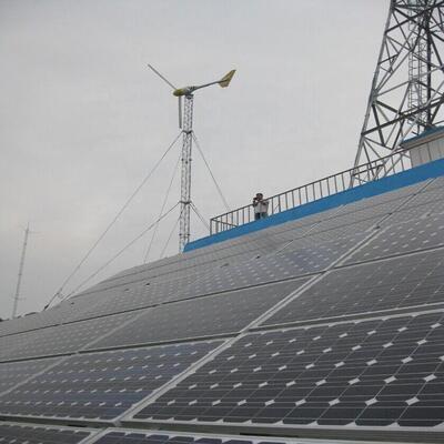 Tháp ăng-ten chạy bằng năng lượng mặt trời Tự hỗ trợ mạ kẽm 20 30 40M 4G 5G Off Grid Telecom Mast