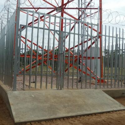 Tháp ăng-ten năng lượng mặt trời với bộ lưu trữ năng lượng tự hỗ trợ mạ kẽm 20 30 40M 4G 5G Mast