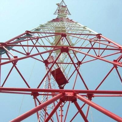 Tháp thép hình ống 3 chân chắc chắn Thích hợp cho hệ thống an ninh và vi sóng 4G 5G với kết cấu thép cường độ cao