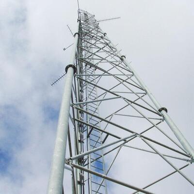 Tháp thép hình ống 3 chân chắc chắn Thích hợp cho hệ thống an ninh và vi sóng 4G 5G với kết cấu thép cường độ cao