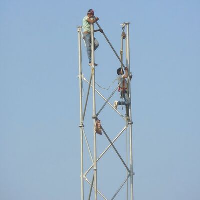 Thời gian sử dụng dài 3 chân Tháp thép ống sợi thép được thiết kế cho các ứng dụng mạng vi sóng ngoài trời 5G 4G