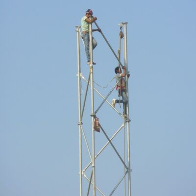 Tháp thép hình ống 3 chân tự hỗ trợ Cột viễn thông mạ kẽm Thích hợp cho truyền thông vi sóng 5G 4G ngoài trời