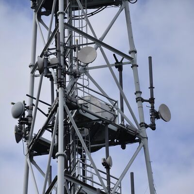 Tháp thép hình ống 3 chân tự hỗ trợ Cột viễn thông mạ kẽm Thích hợp cho truyền thông vi sóng 5G 4G ngoài trời
