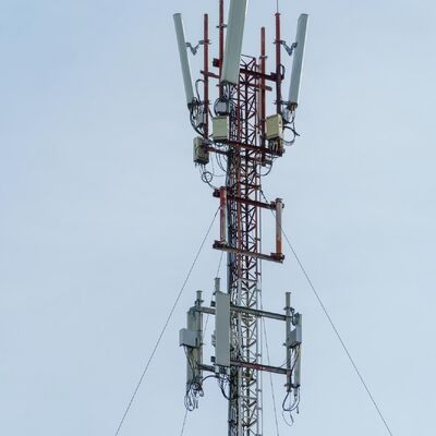 Guyed Wire Steel Telecom Tower Giao hàng nhanh Tùy chỉnh Mô-đun đúc sẵn Cài đặt dễ dàng