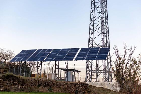 15 22 38M Tháp viễn thông lưới năng lượng mặt trời không nối lưới 4 chân với thép mạ kẽm và pin dự phòng để liên lạc khẩn cấp