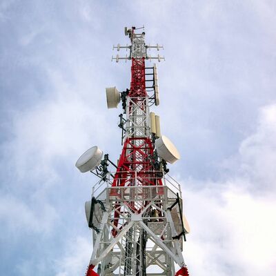 20 30 40 60 M Tháp thép góc mạ kẽm nhúng nóng 4 chân đa ăng-ten cho 5G đô thị