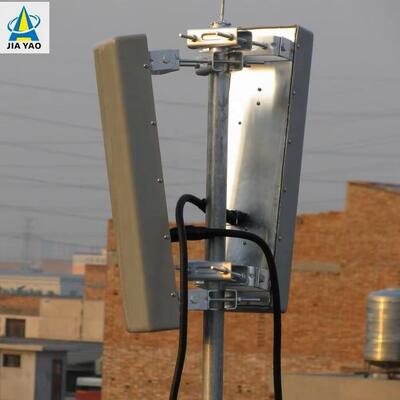 Tháp đơn cực nhẹ trên mái nhà 25M 30M 40m dành cho mật độ tế bào nhỏ 5G đô thị với dấu chân cơ sở nhỏ và thép mạ kẽm