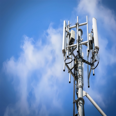 Tháp đơn cực nhẹ trên mái nhà 25M 30M 40m dành cho mật độ tế bào nhỏ 5G đô thị với dấu chân cơ sở nhỏ và thép mạ kẽm