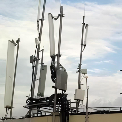 Tháp đơn cực nhẹ trên mái nhà 25M 30M 40m dành cho mật độ tế bào nhỏ 5G đô thị với dấu chân cơ sở nhỏ và thép mạ kẽm