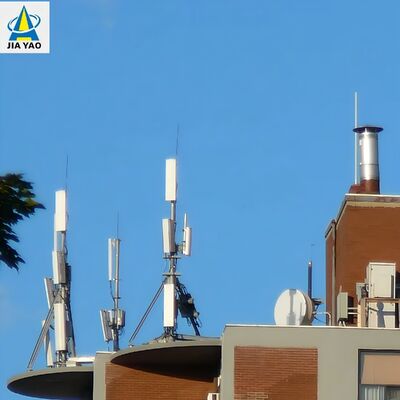 Tháp đơn cực nhẹ trên mái nhà 25M 30M 40m dành cho mật độ tế bào nhỏ 5G đô thị với dấu chân cơ sở nhỏ và thép mạ kẽm